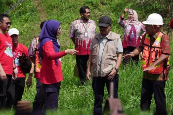 PTAM Giri Menang gelar aksi bersih sungai guna antisipasi potensi banjir