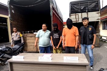 Polres Padang Panjang amankan dua pria terkait pencurian rel kereta api (Video)