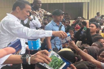 Mentan salurkan bantuan benih kepada petani di Kampung Wanam
