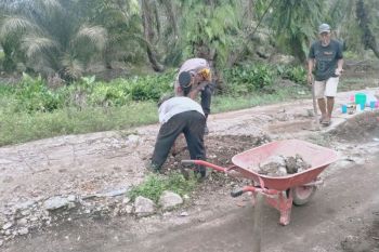 Polsek Sungai Sembilan dan masyarakat gotong royong perbaiki jalan rusak