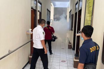 Polres Trenggalek lakukan pengasapan di seluruh polsek jajaran