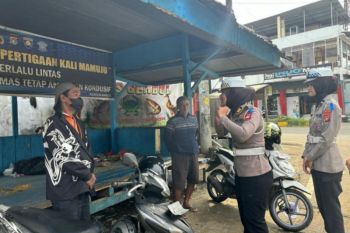 Polda Sulbar sosialisasikan tertib berlalu lintas kepada tukang ojek