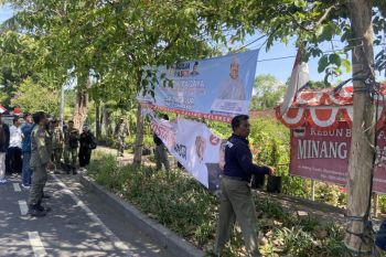 Tim gabungan di Denpasar copot baliho pilkada yang melanggar