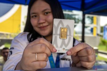 Harga emas Antam hari ini turun lagi