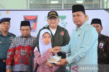 Sebanyak 2.140 murid SD-SMP di Padang terima beasiswa Baznas