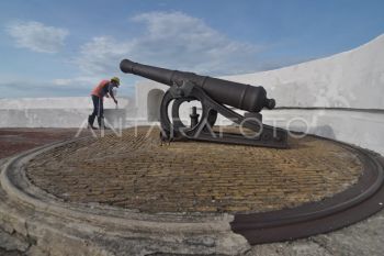 Pengecatan situs cagar budaya Benteng Marlborough
