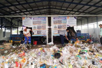 Penjualan batako dari sampah plastik di Mataram dikaji