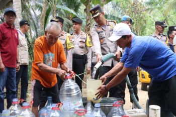 Polres Kulon Progo salurkan bantuan air bersih ke warga Kalirejo