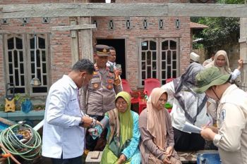 Polisi layani pemeriksaan kesehatan dan obat gratis ke korban banjir di Kubu