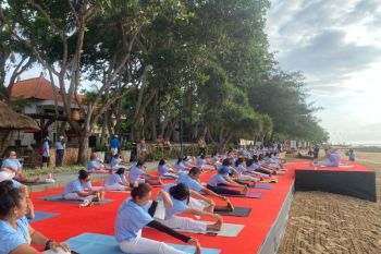 Sanur Festival tarik puluhan peserta ikut yoga di pantai