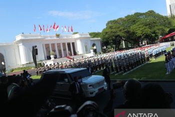 Jokowi meninggalkan Istana Merdeka usai purnatugas sebagai Presiden