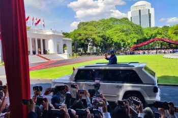 Presiden Prabowo tiba di Istana Merdeka dengan mobil Garuda putih berpelat Indonesia-1