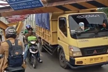 Sebuah truk tabrak portal Jembatan Paringin