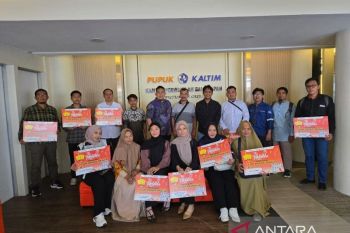 Tingkatkan loyalitas pelanggan, puluhan distributor Pupuk Kaltim terima reward