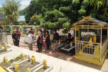 Melestarikan cagar budaya makam Embung Fatimah di Pulau Penyengat