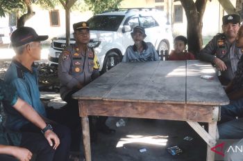Bersantai di rumah warga, Polsek Rengat Barat sampaikan pesan damai