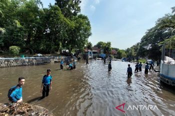 Ratusan  santri bersihkan Sungai Pengging peringati Hari Santri 2024