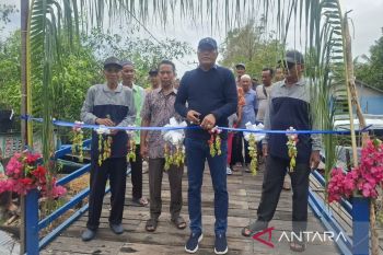 Legislator Kapuas resmikan jembatan Saka Lindung, warga sambut gembira