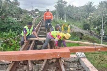 KAI ganti bantalan rel kayu ke sintetis untuk keselamatan KA
