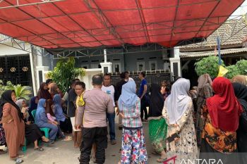 Tragis!! Seorang ibu dan anak ditemukan tewas bunuh diri di rumahnya