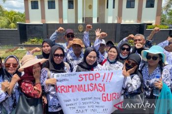 Ribuan guru padati PN Andoolo demi dukung Supriyani jalani sidang