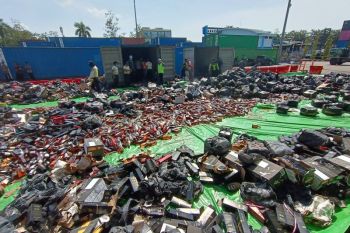 Kejari Pontianak Kalbar musnahkan 22.386 botol miras ilegal