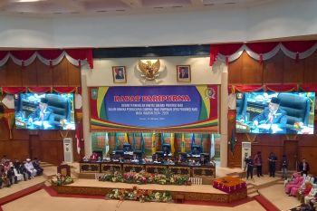 Empat pimpinan DPRD Riau resmi dilantik