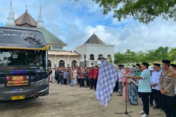 Pemkab Lampung Barat lepas 35 calon jamaah umrah ke Tanah Suci