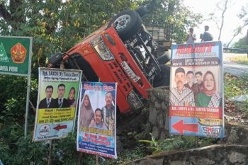 Minibus sarat penumpang terguling di jalur Trenggalek arah Pacitan