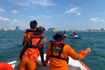 Basarnas Makassar evakuasi empat penumpang perahu Jolloro terbalik di perairan Samalona