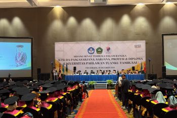 Jimly Assiddiqie : Wisudawan ciptakan peluang kerja bukan cari kerja