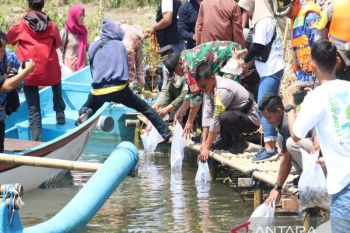 Kapolres Kulon Progo tebar benih ikan mendukung ekosistem aliran sungai