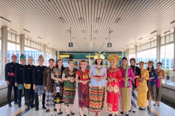 Peringati Sumpah Pemuda, Garda Terdepan KAI Bandara layani penumpang dengan pakaian tradisional