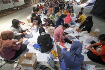 Sortir dan lipat surat suara Pilkada Sidoarjo