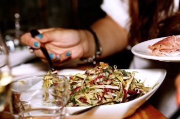 Makan terlalu cepat bisa menimbulkan masalah pencernaan