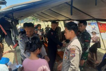 Personel TNI-Polri bagikan ratusan makanan untuk warga di Adonara