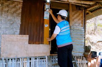 PLN UIW NTB terangi mimpi warga kurang mampu di Hari Listrik Nasional ke-79