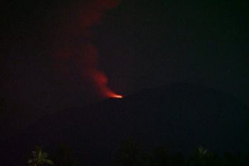 Gunung Ibu di Halmahera Barat-Maluku Utara erupsi