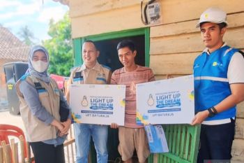 PLN Baturaja pasang baru listrik gratis untuk warga prasejahtera