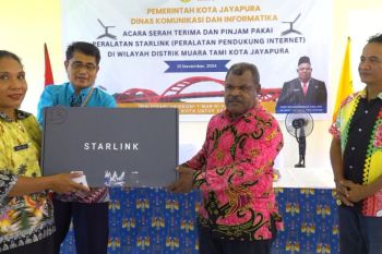 Pemkot Jayapura serahkan dua unit Starlink ke warga perbatasan