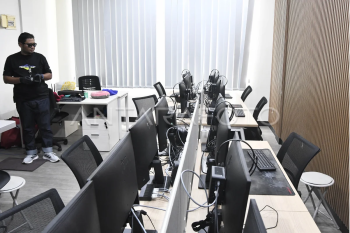 Penggeledahan kantor operasional judi online di Bekasi
