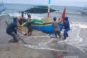 Polres Situbondo evakuasi perahu nelayan karam terhantam gelombang