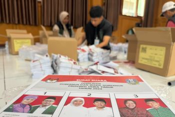 KPU Madiun sortir dan lipat surat suara Pilgub Jatim 2024