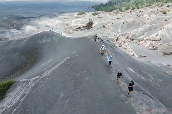 Lari lintas alam BTS100 Ultra di kawasan Bromo