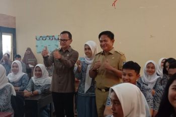 Wamendagri berikan KTP kepada siswa SMAN 1 Mataram jelang Pilkada serentak 2024