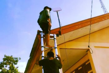 Diskominfo Biak pasang internet Starlink di sekolah Padaido dan Aimando