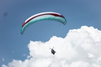 Paragliding ajang memasyarakatkan olahraga dirgantara
