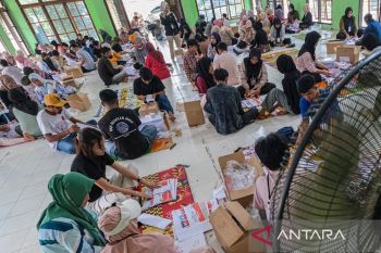 KPU Kendari sortir dan lipat 491.816 lembar surat suara Pilkada 2024