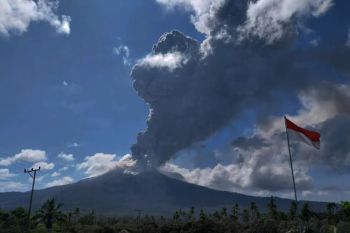 Gunung Lewotobi hari ini erupsi lagi, ketinggian ledakan abunya capai 2.500 meter