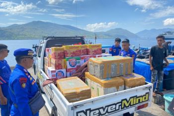 Polairud Polda NTT salurkan bantuan sembako untuk korban erupsi Lewotobi